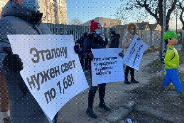 На Черемушках протестующие перекрыли дорогу
