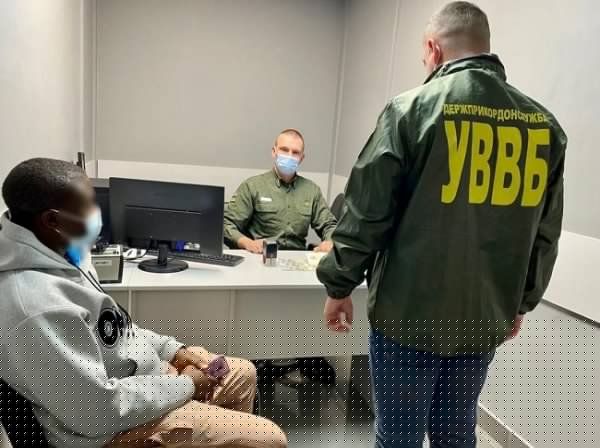 Приехал изучать украинский язык: нигериец предложил 300 долларов одесским пограничникам