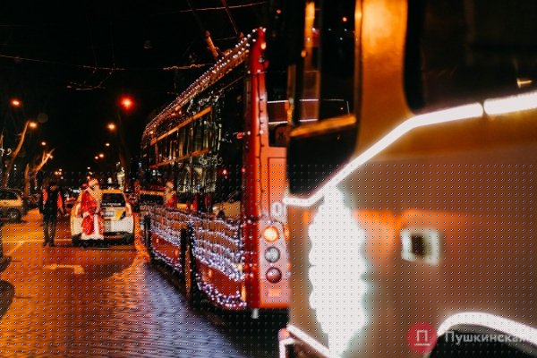 В Одессе прошел парад «одетых» по-новогоднему троллейбусов: как это было. Фото, видео
