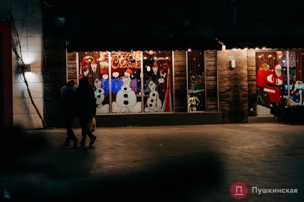 Большая прогулка по предновогодней Одессе: как город нарядился к праздникам. Фоторепортаж