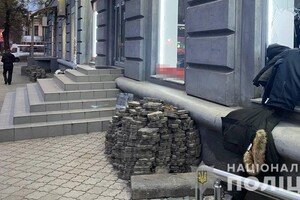 В Одессе мужчина разбил окно бутика ради модной одежды