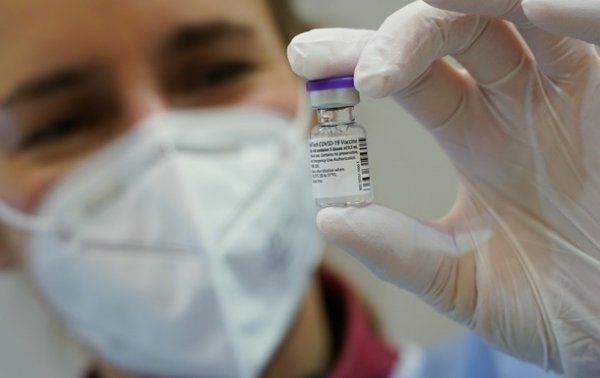 С третьего раза поможет. Pfizer против ОмикронаСюжет