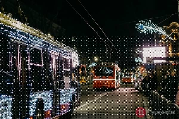В Одессе прошел парад «одетых» по-новогоднему троллейбусов: как это было. Фото, видео