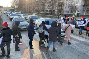 На Черемушках протестующие перекрыли дорогу