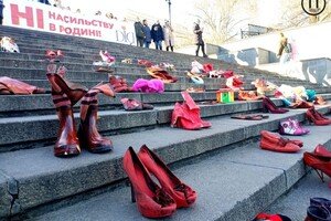 На Потемкинской лестнице расставили женскую обувь и игрушки: что это значит