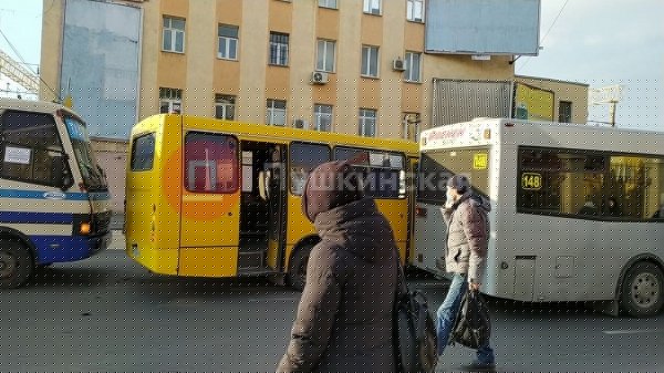 На Среднефонтанской не разминулись сразу 3 маршрутки: улицу пока лучше объезжать. Фото
