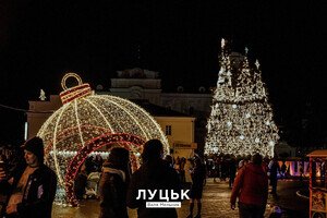 Главную елку Одессы признали одной из самых красивых в Украине