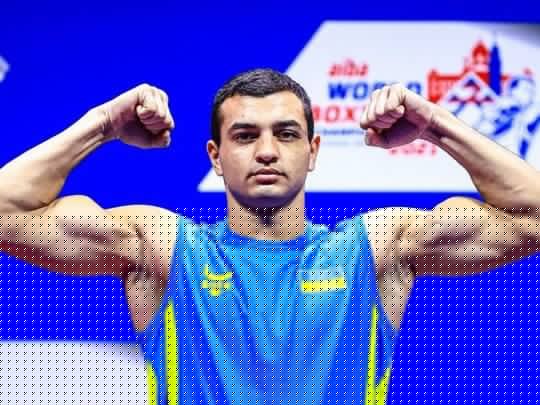 Український чемпіон світу з боксу Захарєєв отримав під новорічну ялинку елітний позашляховик