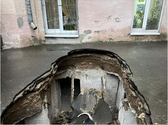 У центрі Києва знову провалився асфальт: під ним виявили підвал садиби початку ХІХ століття
