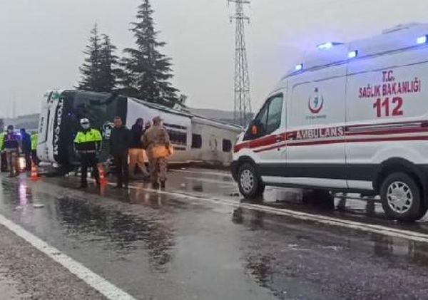 У Туреччині перекинувся автобус із пасажирами: двоє людей загинули, десятки постраждали