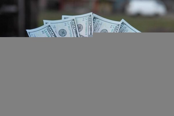 
                                                                        Украинцы в декабре установили рекорд по продаже валюты: сколько денег отнесли в обменники за год
                                                                                                                                                                                                                    