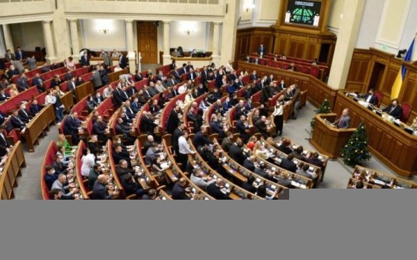 Названы нардепы с самыми высокими и самыми низкими зарплатами в 2021 году
