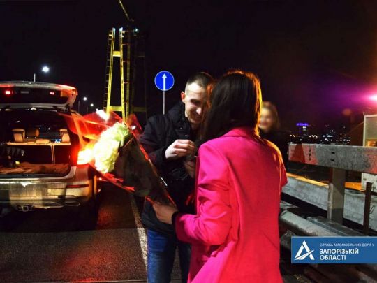 «Велике будівництво» у Запоріжжі з’єднало не тільки береги Дніпра, а й нову сім’ю: фото