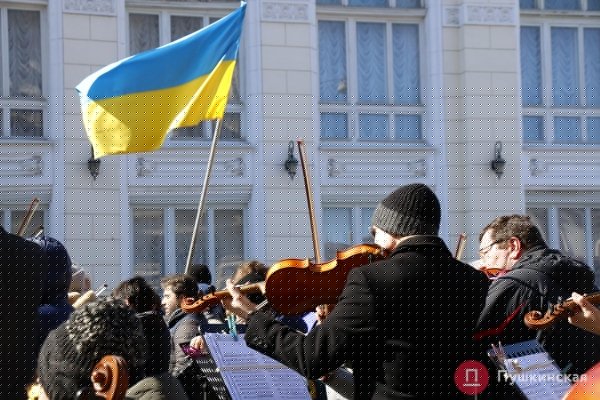 «Закройте над нами небо»: артисты Одесского оперного театра провели музыкальный перформанс среди баррикад. Видео, фото