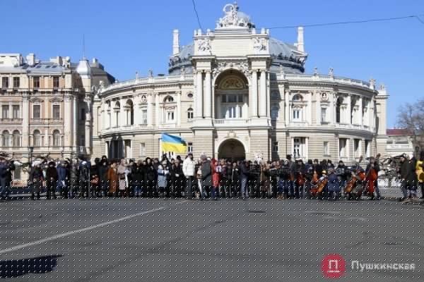 «Закройте над нами небо»: артисты Одесского оперного театра провели музыкальный перформанс среди баррикад. Видео, фото