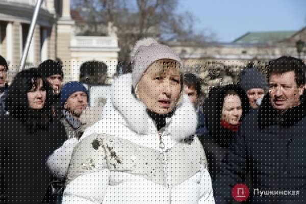 «Закройте над нами небо»: артисты Одесского оперного театра провели музыкальный перформанс среди баррикад. Видео, фото