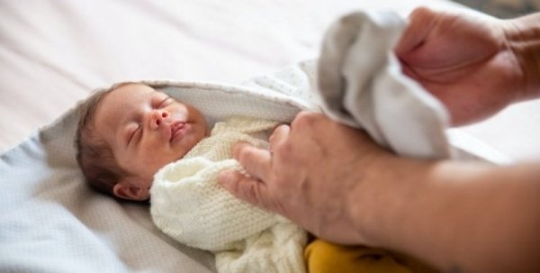 Рожают в подвалах: как работает киевский роддом во время войны