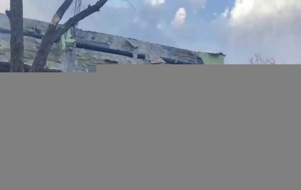 В Мариуполе на детскую больницу сбросили авиабомбы: фото и видео последствий