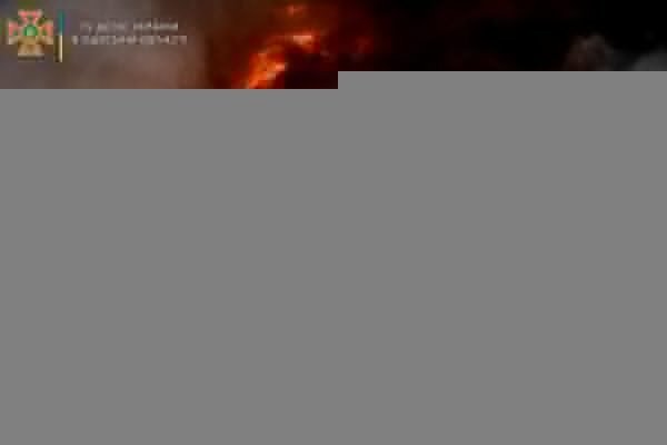 Одесские спасатели показали, как тушили пожар после ракетного удара 3 апреля