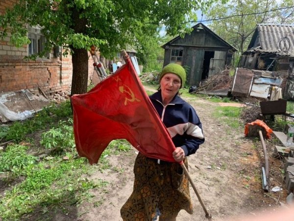 «Лучше бы я знаменитой не была». Как украинка с советским флагом стала культурным феноменом в России и что она об этом думает