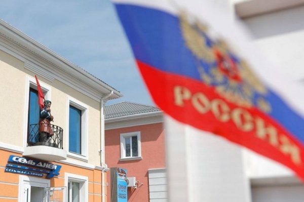 «Лучше бы я знаменитой не была». Как украинка с советским флагом стала культурным феноменом в России и что она об этом думает
