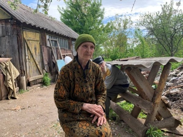 «Лучше бы я знаменитой не была». Как украинка с советским флагом стала культурным феноменом в России и что она об этом думает
