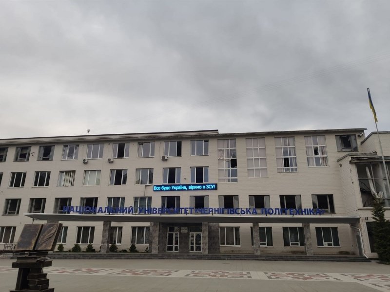 «Ми у черзі за хлібом по три години під обстрілами вистоювали, а тепер гріх жалітися!»: як живе Чернігів після осади рашистів