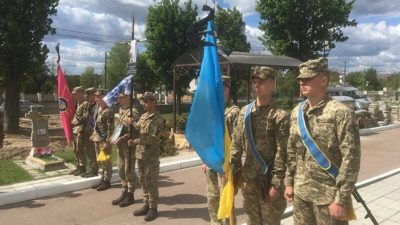 &laquo;Помстіться за&nbsp;мого сина&raquo;: у&nbsp;Житомирі поховали воїна, який повернувся з&nbsp;Франції боронити рідну Україну