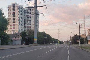 Одесские коммунальщики наносят разметку и устанавливают столбики