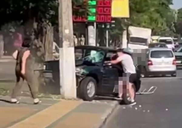 В Одессе мужчине стало плохо за рулем и он врезался в столб: пострадали три человека