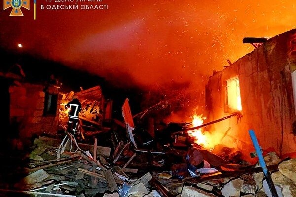 Одесские спасатели показали, как ликвидировали последствия ночного обстрела 