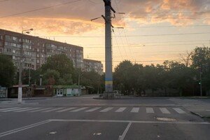 Одесские коммунальщики наносят разметку и устанавливают столбики