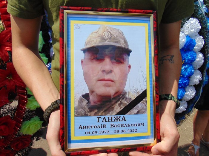 «Кожна розгрузка була прошита молитвою, що коханий чоловік скоро повернеться»: на Дніпропетровщині попрощались із загиблим воїном