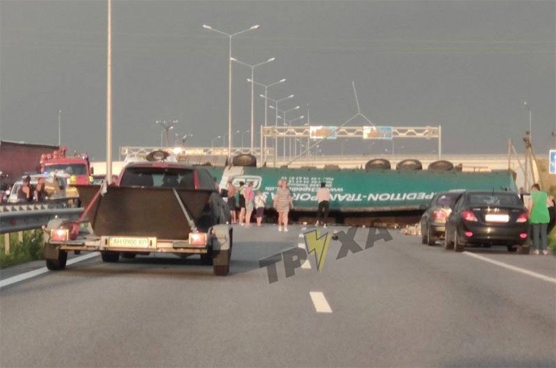 Серйозне ДТП на трасі Київ — Харків: на в'їзді до Полтави перекинулася величезна фура (фото)
