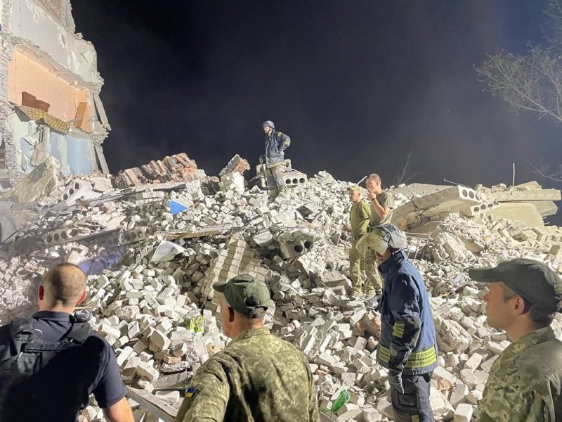 Ворог обстріляв Дніпропетровську та Донецьку області: під завалами опинилися десятки людей, є жертви