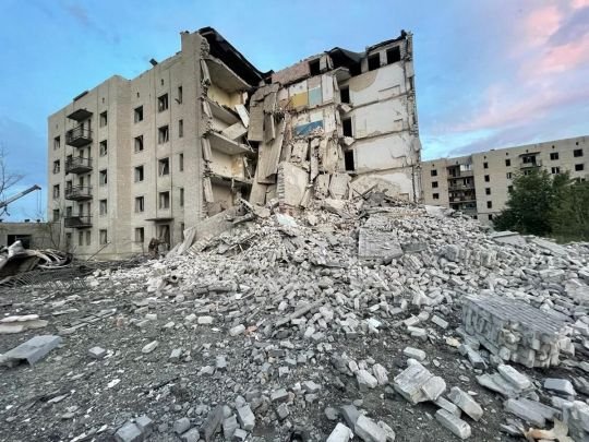 Ворог обстріляв Дніпропетровську та Донецьку області: під завалами опинилися десятки людей, є жертви