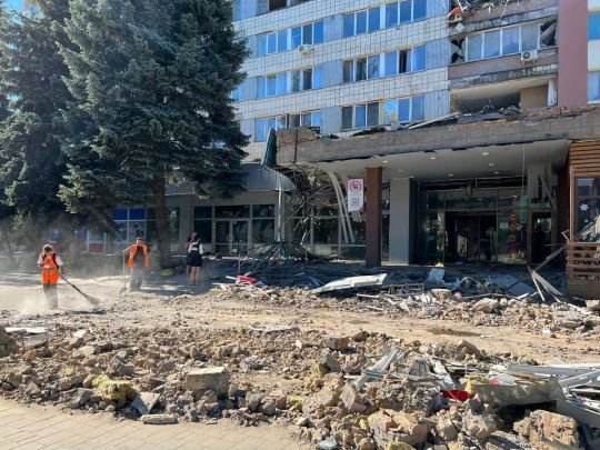 Ворог обстріляв Миколаївську та Дніпропетровську області, нелюди цілилися по житлових будинках, школах та ТЦ (відео)