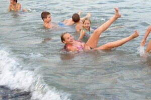 Одесситы устраивают пляжные купания по вечерам 