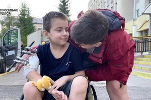 Двое братьев из Сергеевки, которые пострадали от ракет и остались сиротами, лечатся в Австрии