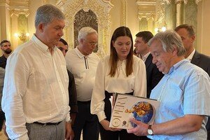 Побывал в Оперном и сфотографировался с молодоженами: новые подробности визита Генсека ООН в Одессу