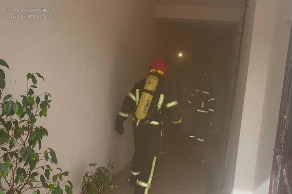 Горели сауна в десятиэтажке и здание открытым пламенем: как прошли сутки у одесских спасателей