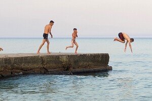 Одесситы устраивают пляжные купания по вечерам 