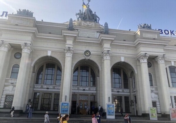 Со здания железнодорожного вокзала в Одессе все-таки уберут советскую символику
