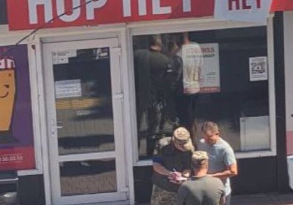 В Одессе раздают повестки у магазинов: военные объяснили, зачем это делают