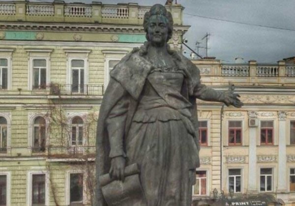 Убрать или оставить: что эксперты говорят о демонтаже памятника Екатерине II
