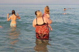Одесситы устраивают пляжные купания по вечерам 