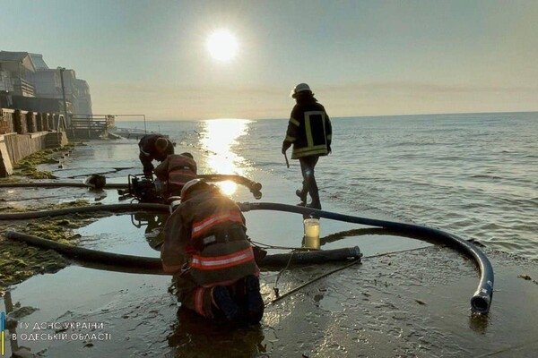 Замеры воздуха на Дерибасовской и откачка воды: как прошли сутки у одесских спасателей 