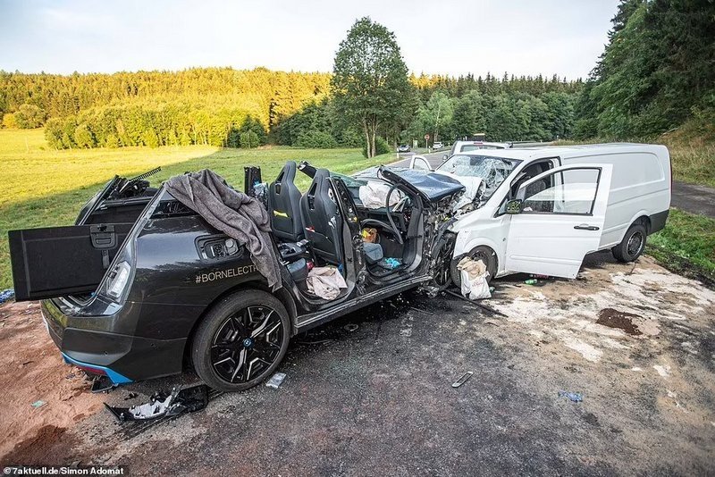 У Німеччині експериментальна модель BMW з автопілотом влаштувала велику аварію з жертвами