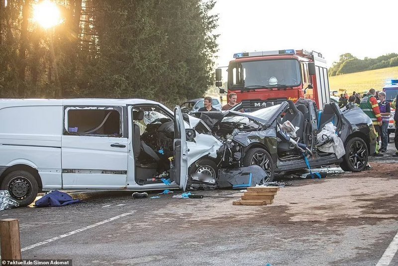 У Німеччині експериментальна модель BMW з автопілотом влаштувала велику аварію з жертвами