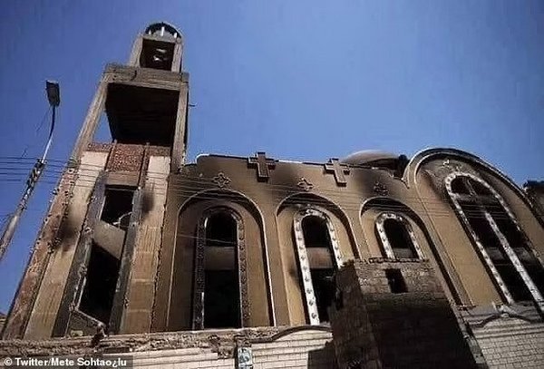 Згоріли в церкві: понад 40 людей загинули внаслідок пожежі у Єгипті